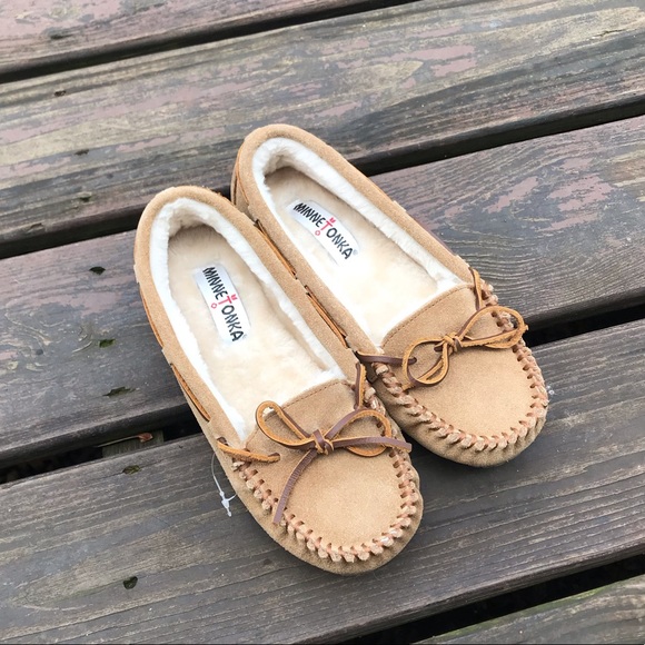 Minnetonka Suede Slippers rubber sole & faux fur 8 - Picture 1 of 8